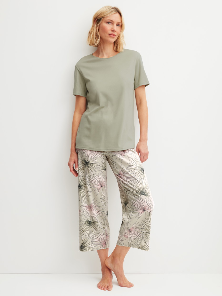 Damen-Model trägt 7/8-Pyjama aus 100% Baumwolle in Grün, Floral aus Serie Leaf Dreams von CALIDA, Vorderansicht