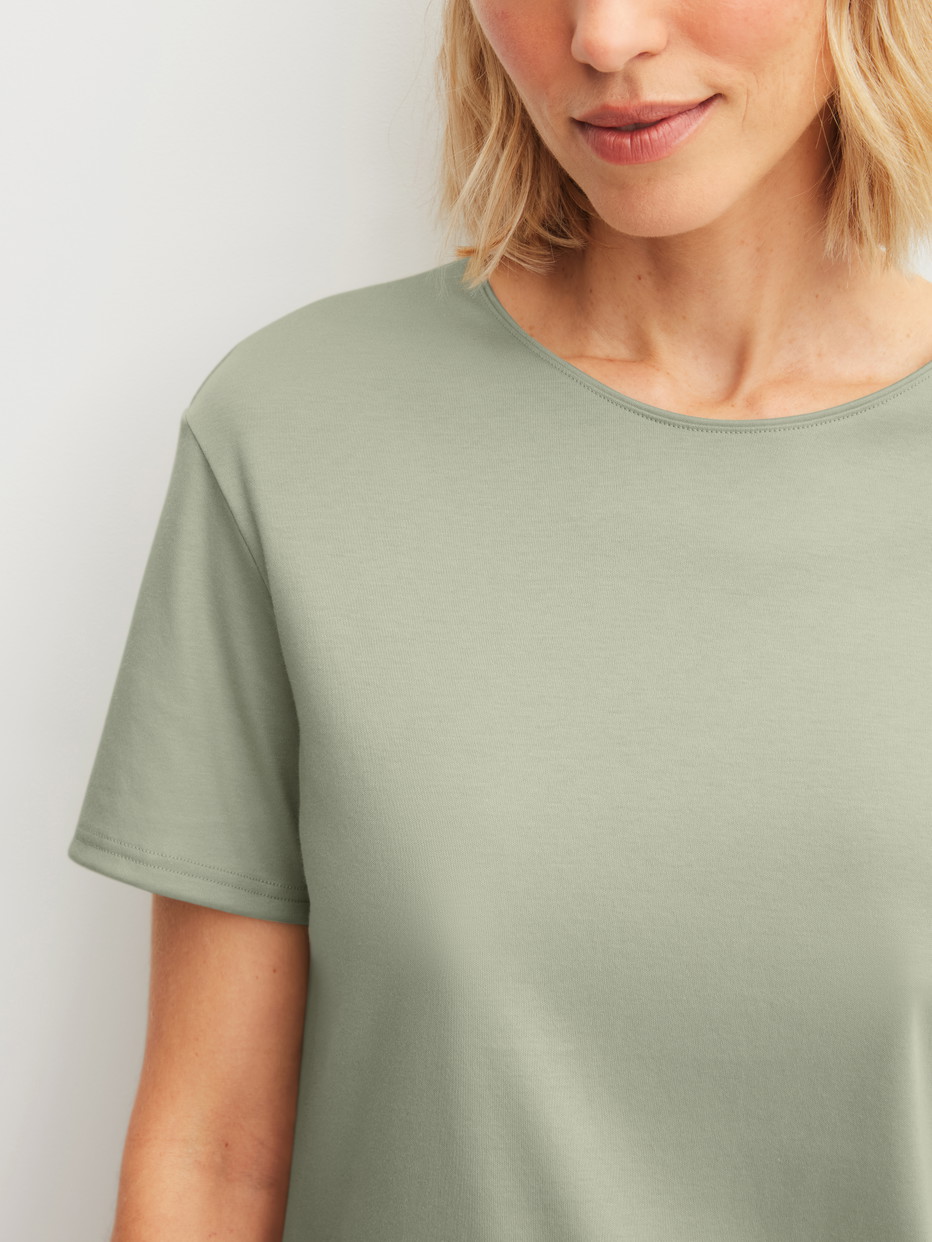 Damen-Model trägt 7/8-Pyjama aus 100% Baumwolle in Grün, Floral aus Serie Leaf Dreams von CALIDA, Detail