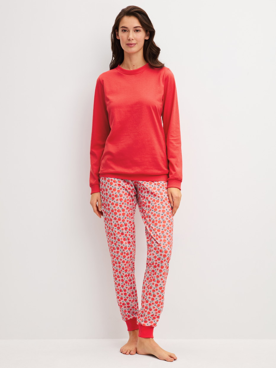 Le mannequin Femme porte le/la Pyjama avec bords élastiques en 100% coton de couleur Rouge, À motifs, de la série Fruity Dreams de CALIDA, Vue de face