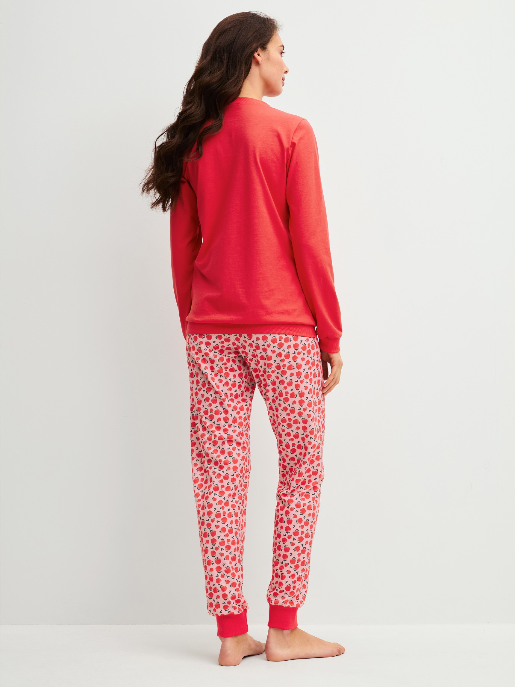 La modella / Il modello Donna indossa Pigiama con polsini in 100% cotone di colore Rosso, Modello, della serie Fruity Dreams di CALIDA, Vista posteriore