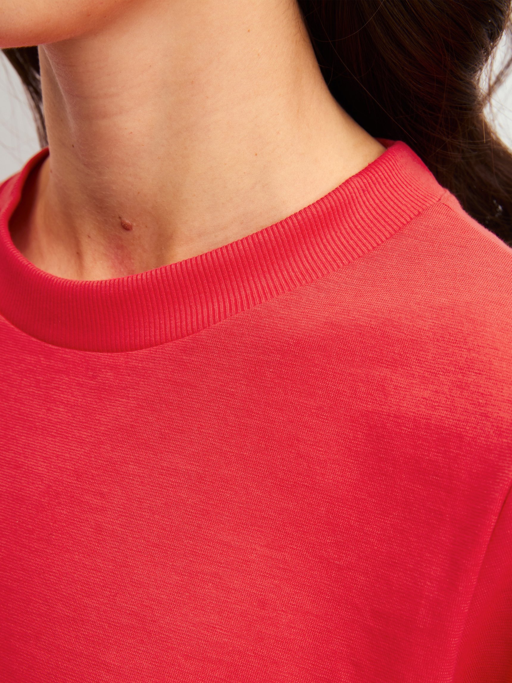La modella / Il modello Donna indossa Pigiama con polsini in 100% cotone di colore Rosso, Modello, della serie Fruity Dreams di CALIDA, Dettaglio