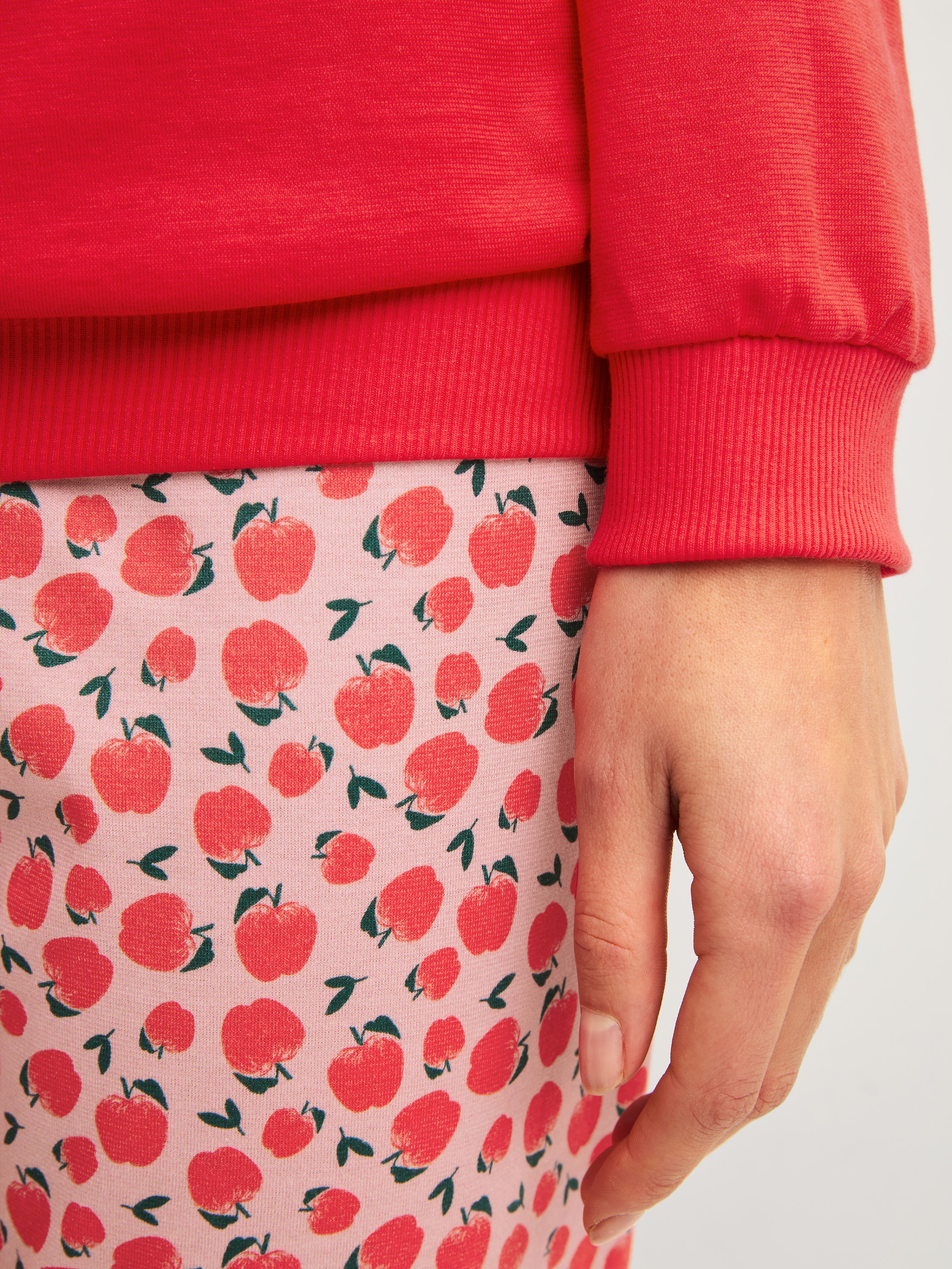 La modella / Il modello Donna indossa Pigiama con polsini in 100% cotone di colore Rosso, Modello, della serie Fruity Dreams di CALIDA, Dettaglio