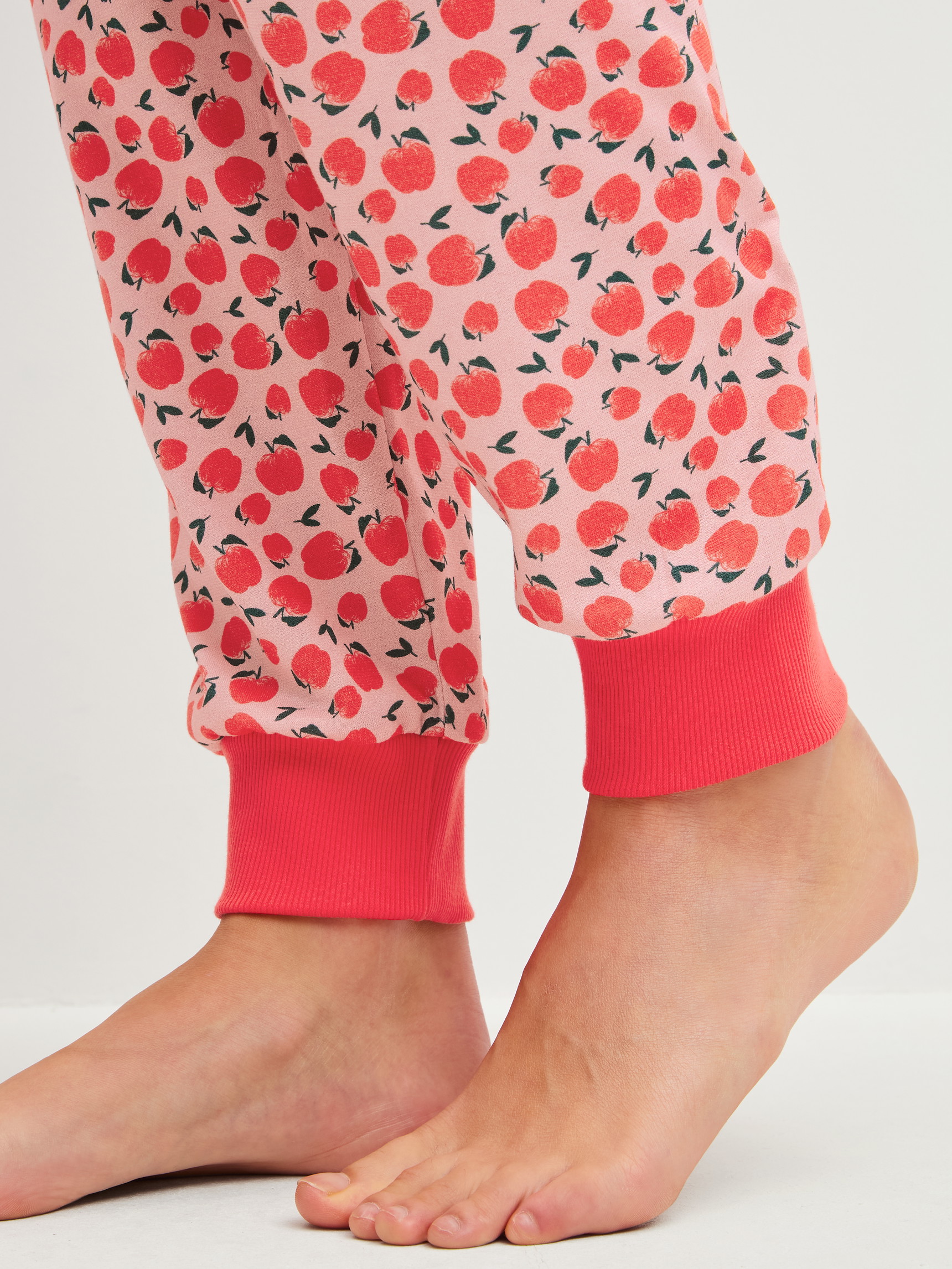 La modella / Il modello Donna indossa Pigiama con polsini in 100% cotone di colore Rosso, Modello, della serie Fruity Dreams di CALIDA, Dettaglio