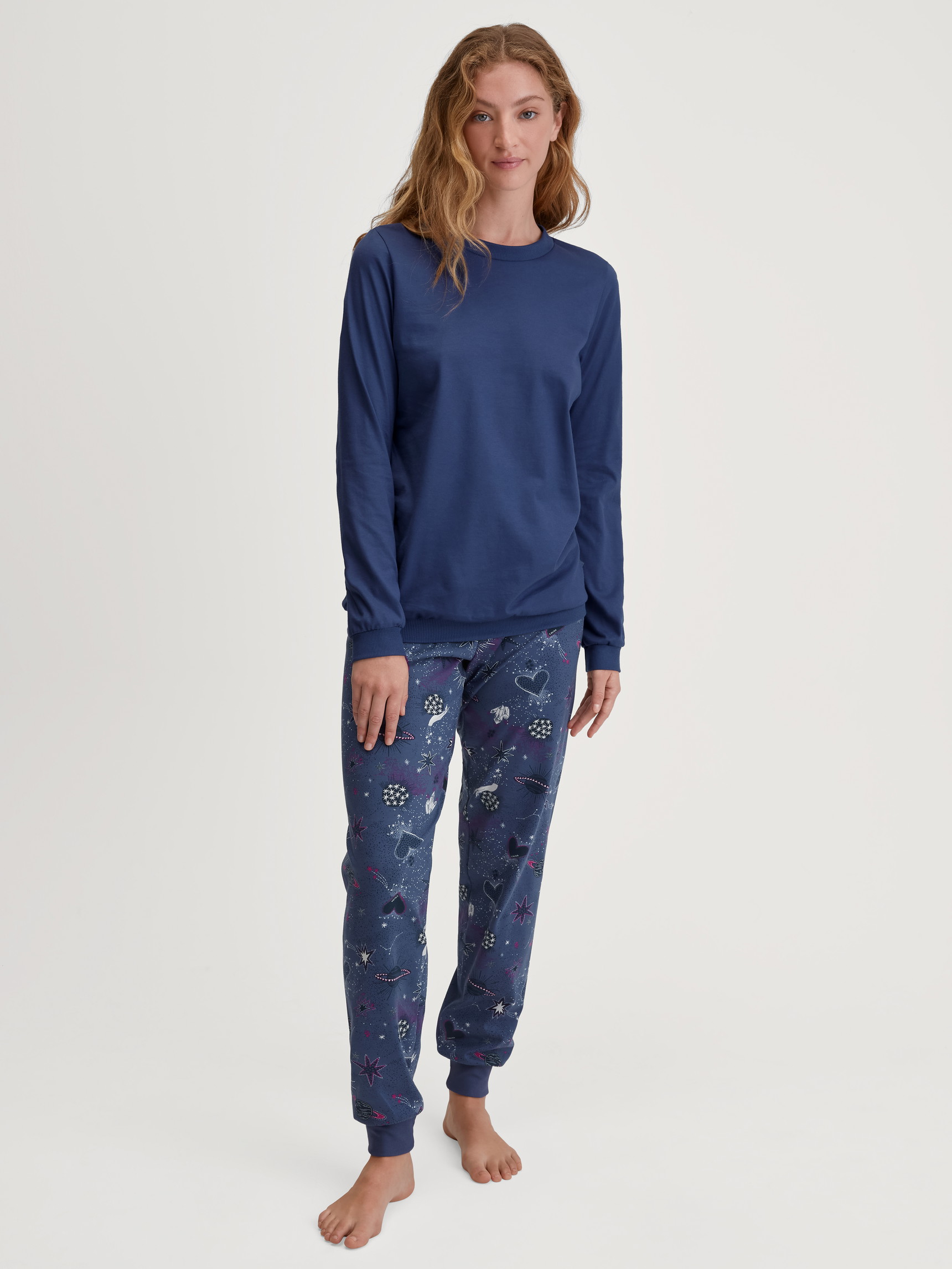 La modella / Il modello Donna indossa Pigiama con polsini in 100% cotone di colore Blu, Modello, della serie Mystic Nights di CALIDA, Vista frontale