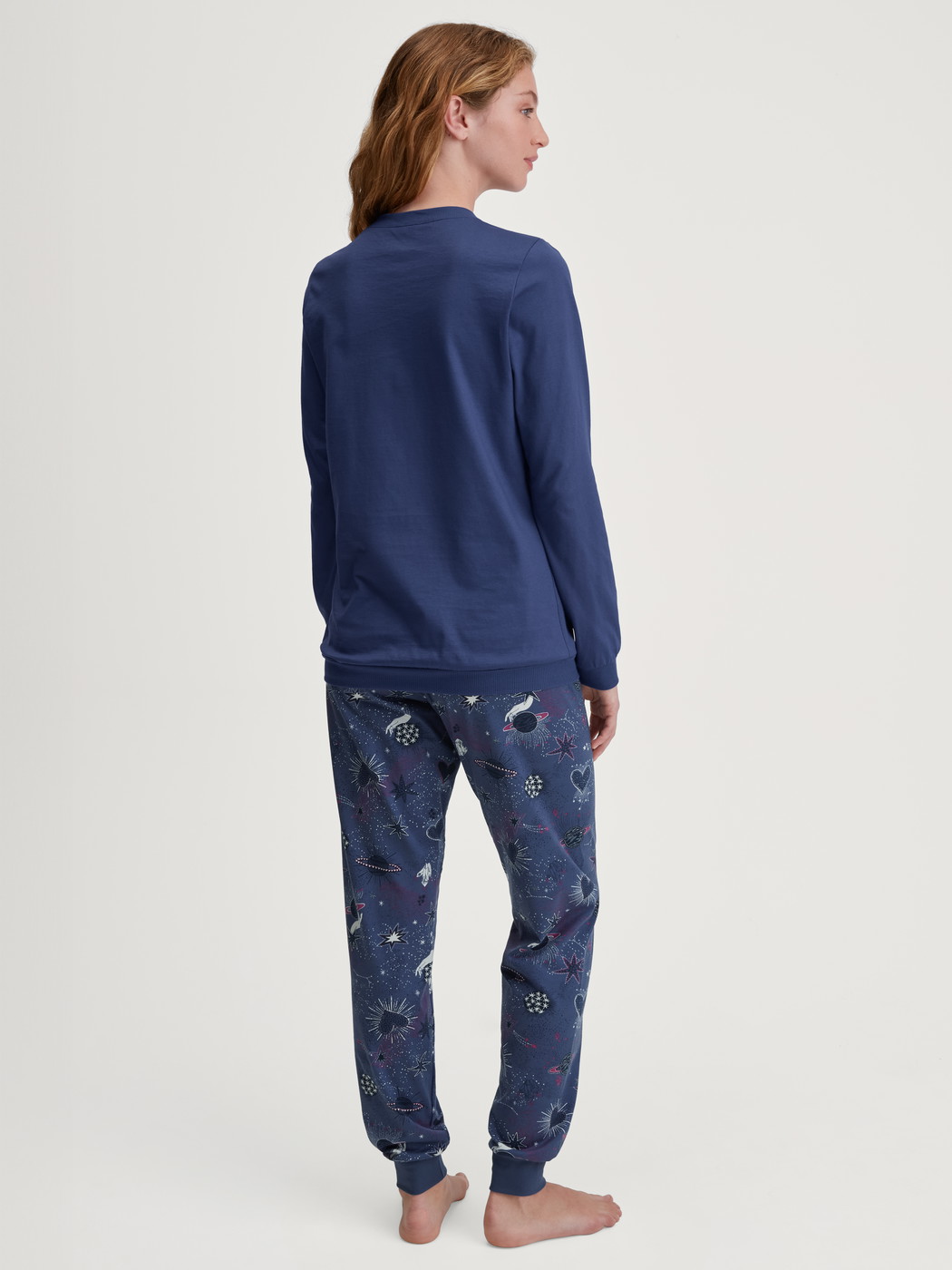 Le mannequin Femme porte le/la Pyjama avec bords élastiques en 100% coton de couleur Bleu, À motifs, de la série Mystic Nights de CALIDA, Vue arrière