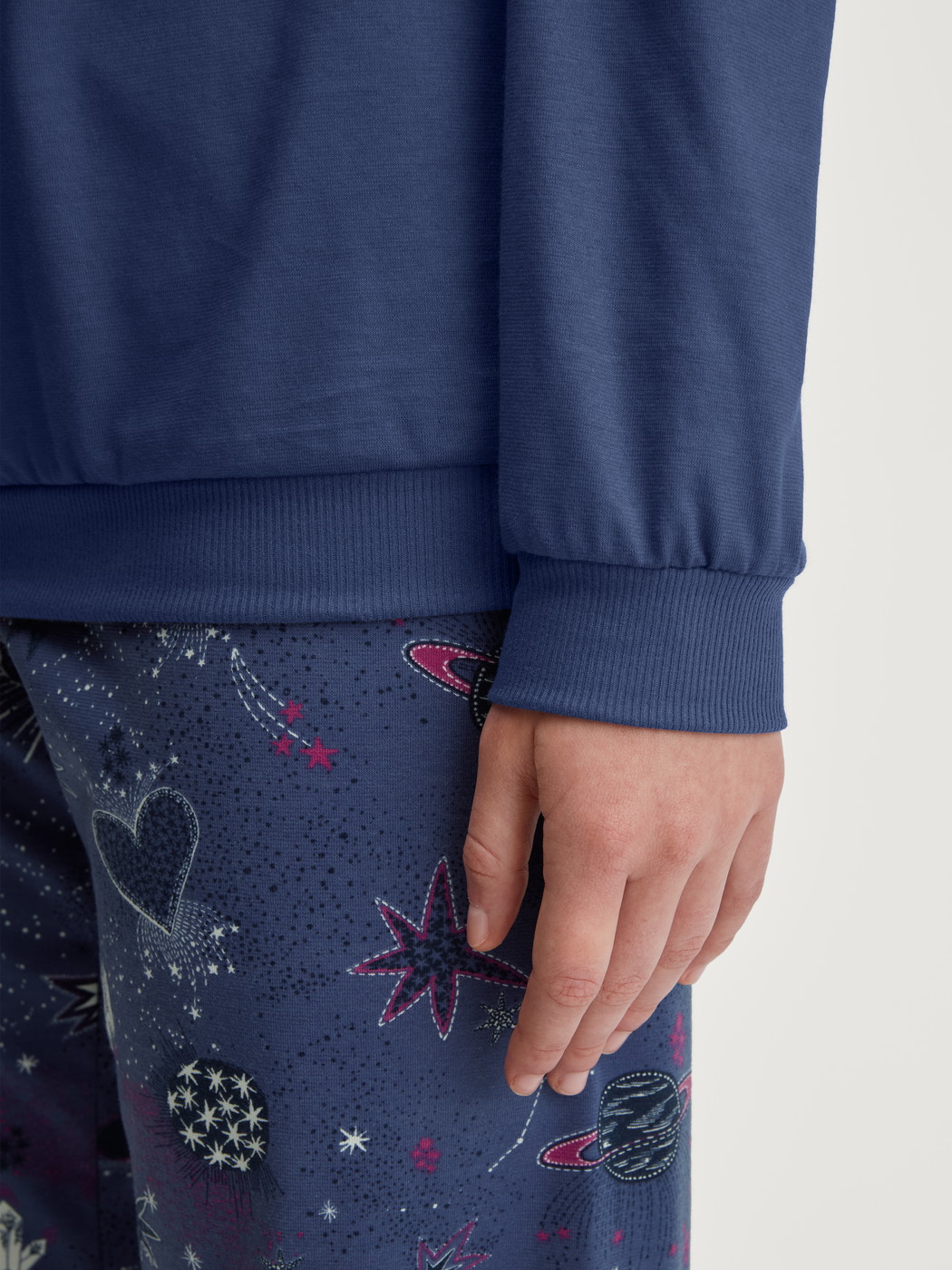 Le mannequin Femme porte le/la Pyjama avec bords élastiques en 100% coton de couleur Bleu, À motifs, de la série Mystic Nights de CALIDA, Détail