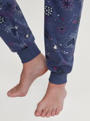 Le mannequin Femme porte le/la Pyjama avec bords élastiques en 100% coton de couleur Bleu, À motifs, de la série Mystic Nights de CALIDA, Détail
