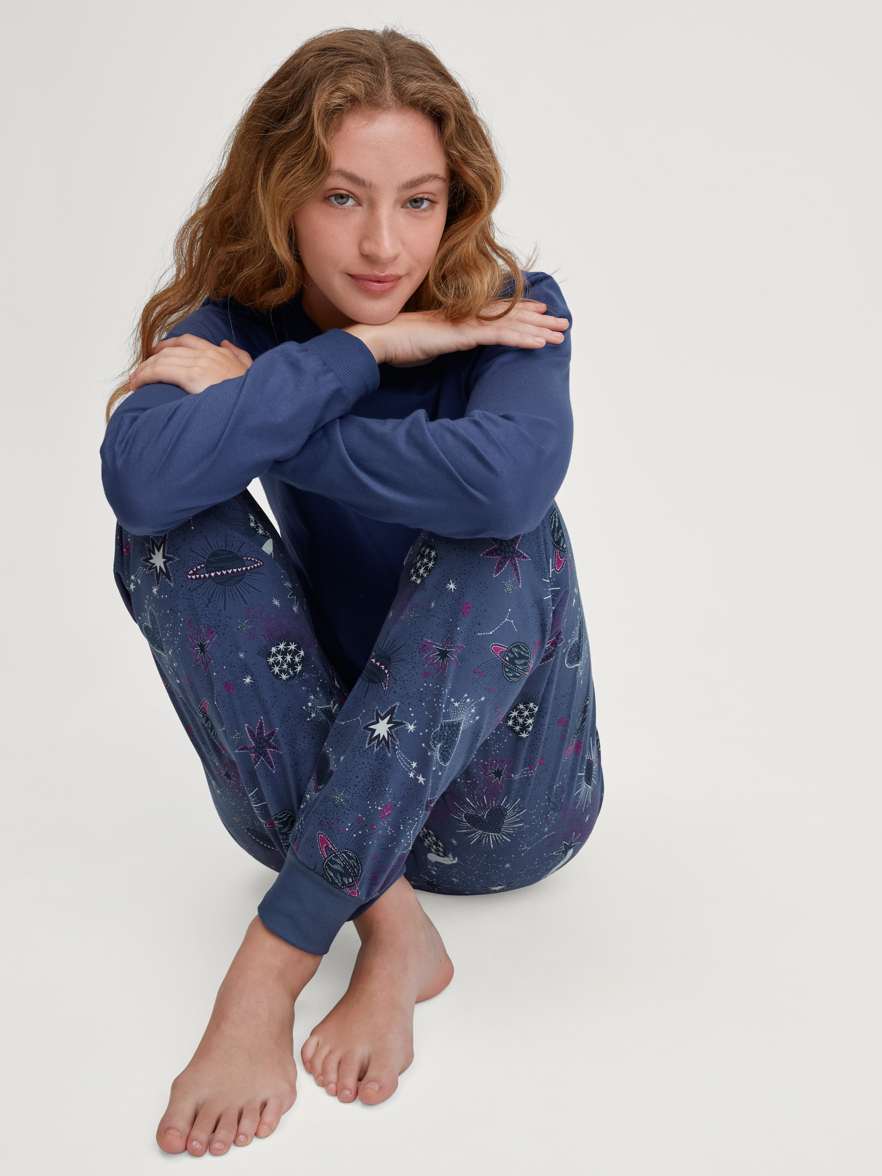 La modella / Il modello Donna indossa Pigiama con polsini in 100% cotone di colore Blu, Modello, della serie Mystic Nights di CALIDA, Immagine aggiuntiva