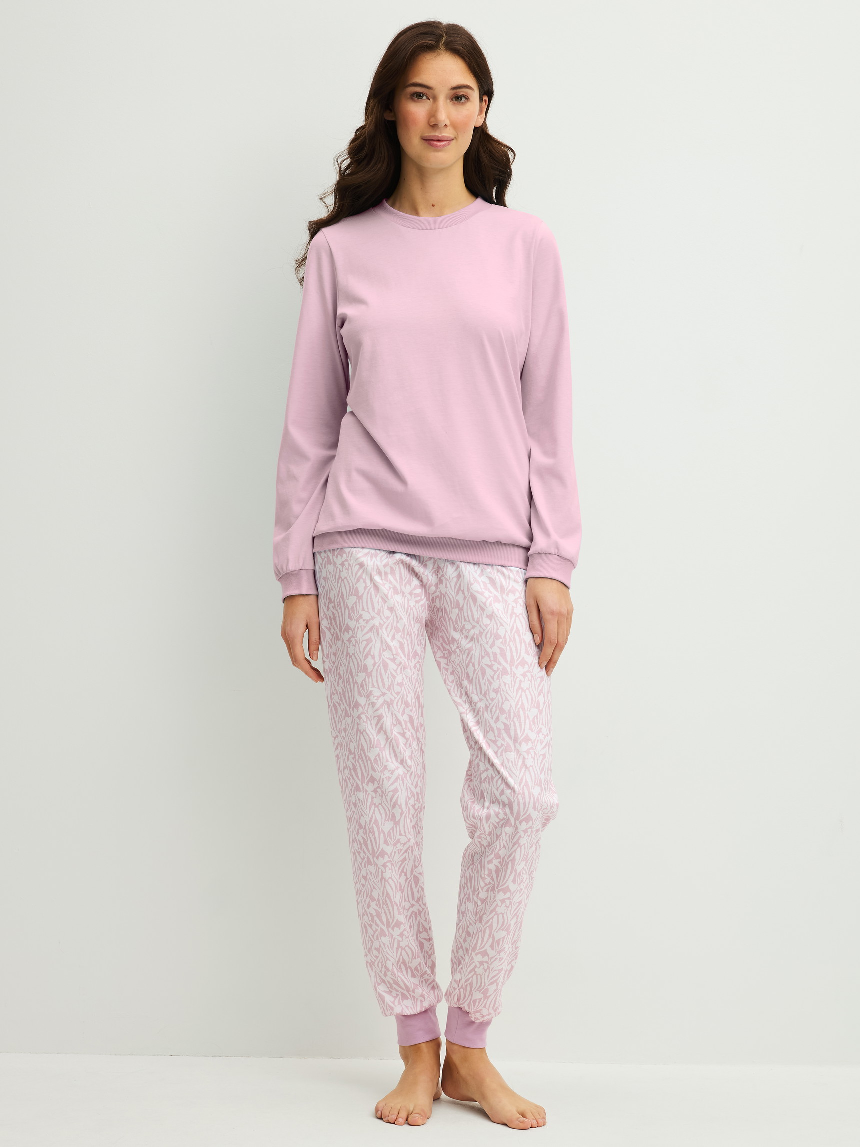 Le mannequin Femme porte le/la Pyjama avec bords élastiques en 100% coton de couleur Violet, À motifs, de la série Blooming Nights de CALIDA, Vue de face