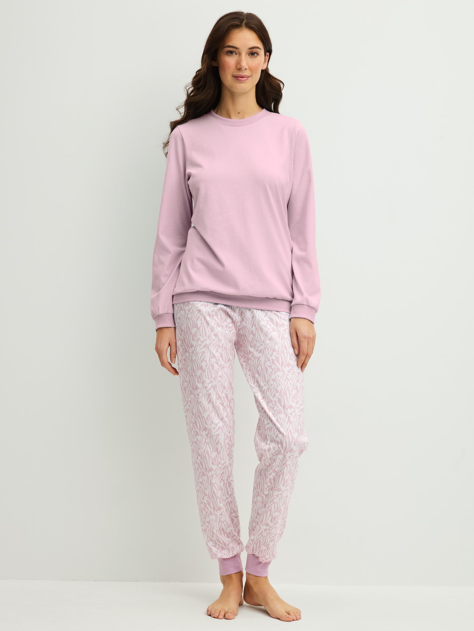 Le mannequin Femme porte le/la Pyjama avec bords élastiques en 100% coton de couleur Violet, À motifs, de la série Blooming Nights de CALIDA, Vue de face