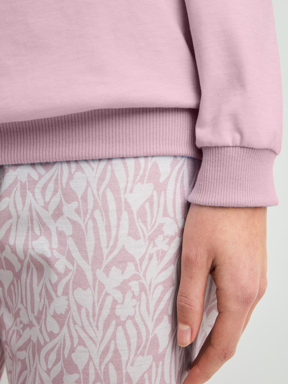 Le mannequin Femme porte le/la Pyjama avec bords élastiques en 100% coton de couleur Violet, À motifs, de la série Blooming Nights de CALIDA, Détail