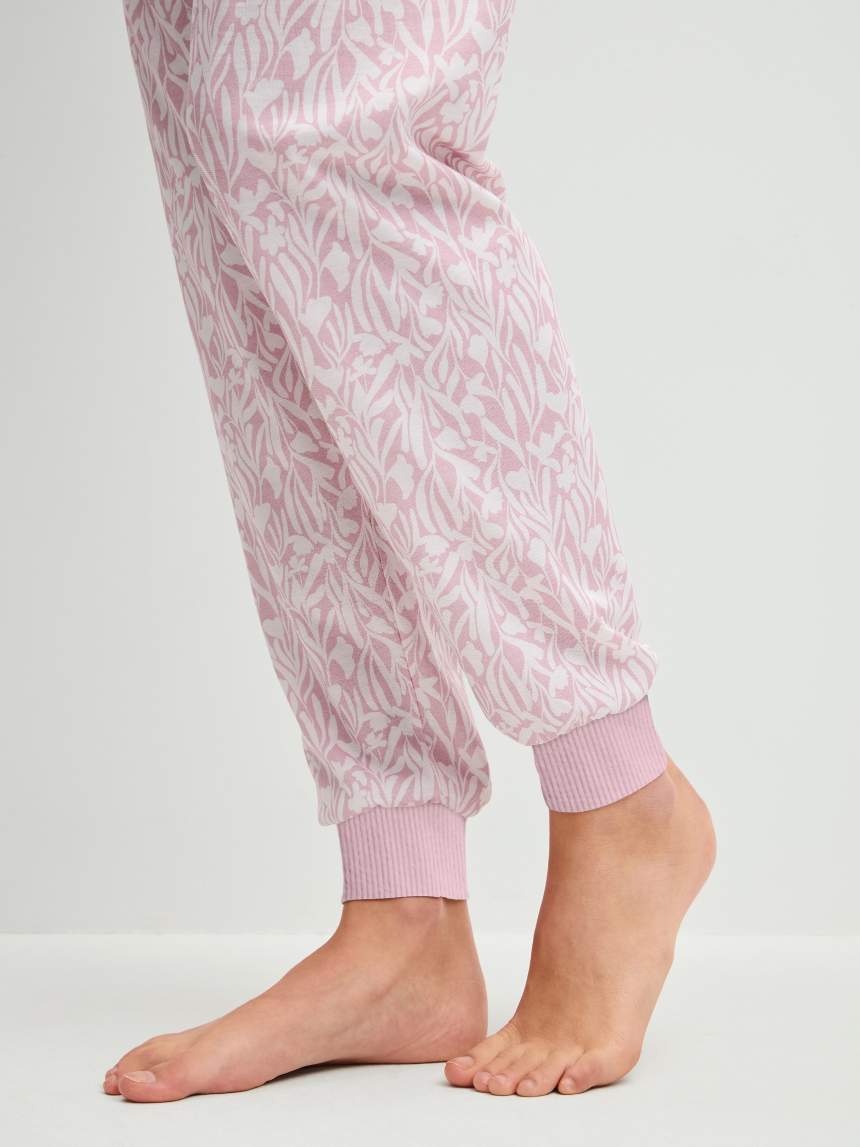 Le mannequin Femme porte le/la Pyjama avec bords élastiques en 100% coton de couleur Violet, À motifs, de la série Blooming Nights de CALIDA, Détail