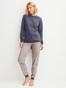 Damen-Model trägt Bündchen-Pyjama aus 100% Baumwolle in Blau, Gemustert aus Serie Graphic Nights von CALIDA, Vorderansicht