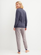 Damen-Model trägt Bündchen-Pyjama aus 100% Baumwolle in Blau, Gemustert aus Serie Graphic Nights von CALIDA, Rückansicht