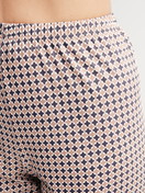 Damen-Model trägt Bündchen-Pyjama aus 100% Baumwolle in Blau, Gemustert aus Serie Graphic Nights von CALIDA, Detail