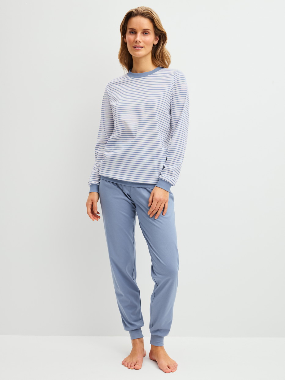 Damen-Model trägt Bündchen-Pyjama aus 100% Baumwolle in Blau, Gestreift aus Serie Cotton Special von CALIDA, Vorderansicht