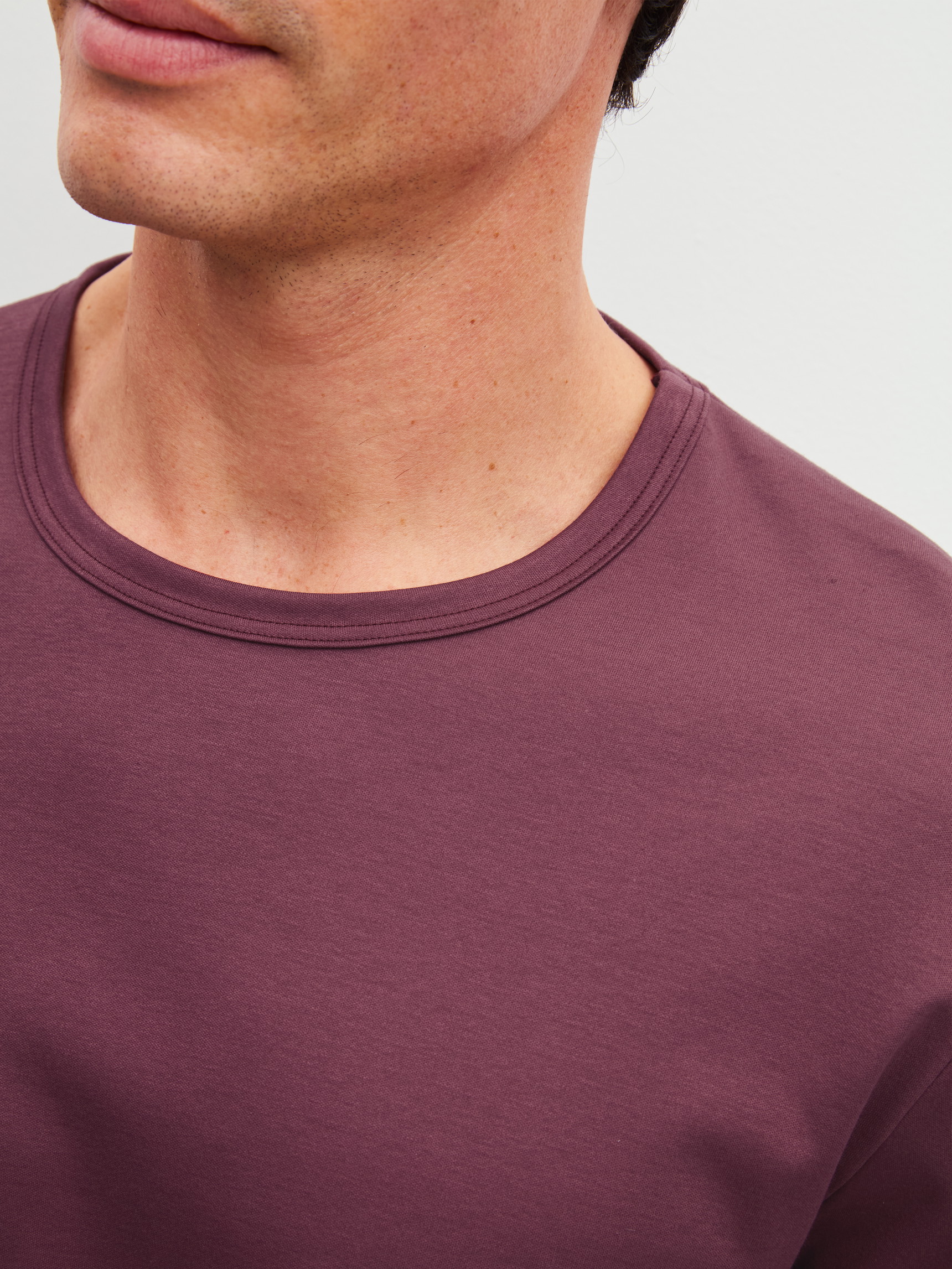 Men model is wearing Pyjama with cuff made of 100% Cotton in Red, Striped from the Relax Streamline 4 series by CALIDA, Detail