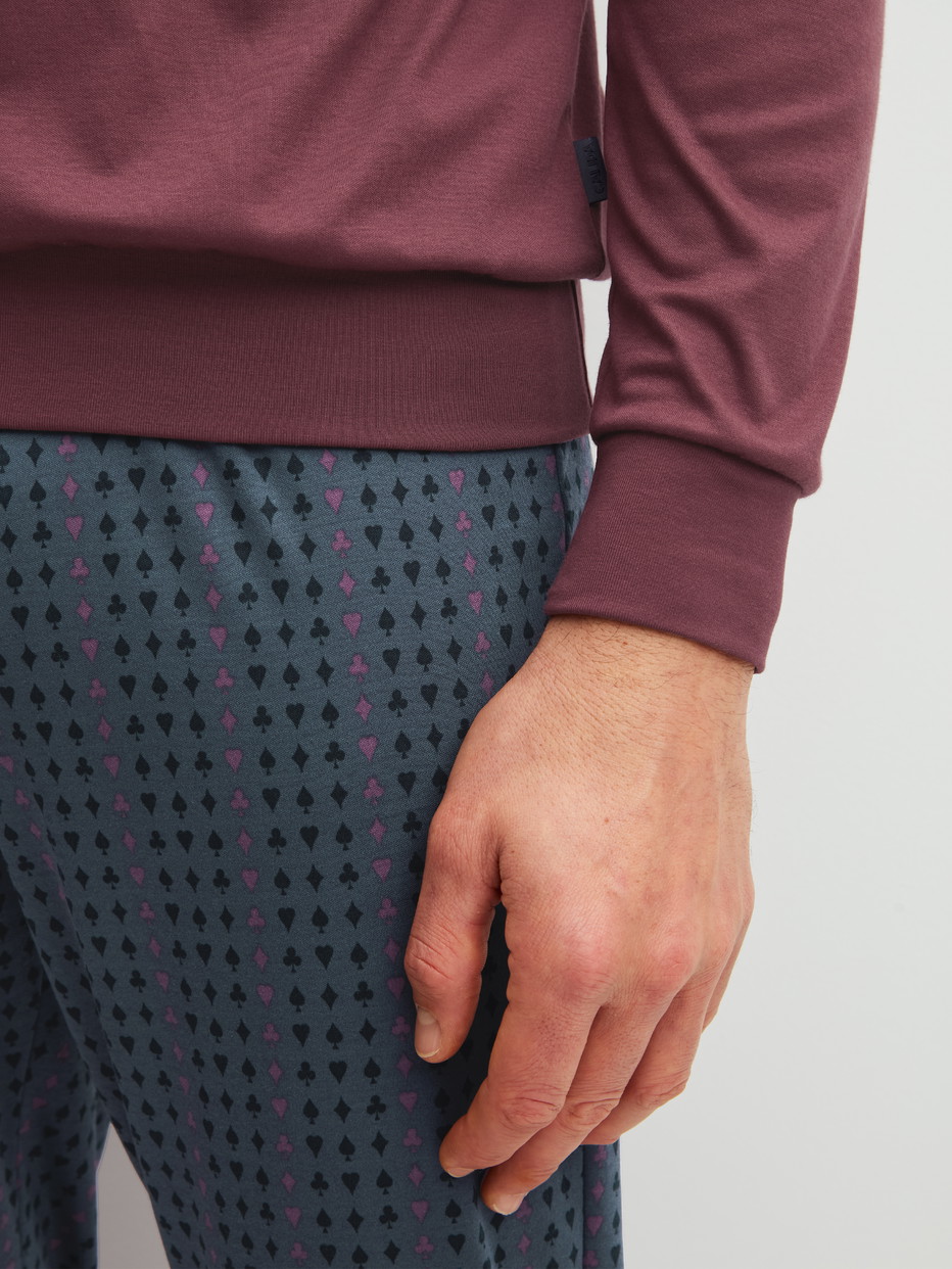 La modella / Il modello Uomo indossa Pigiama con polsini in 100% cotone di colore Rosso, A righe, della serie Relax Streamline 4 di CALIDA, Dettaglio