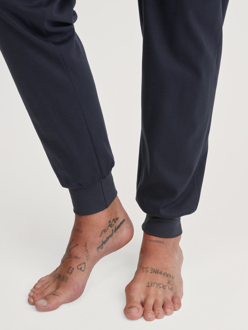Men model is wearing Pyjama with cuff made of 100% Cotton in Green, Checked from the Relax Streamline 3 series by CALIDA, Detail