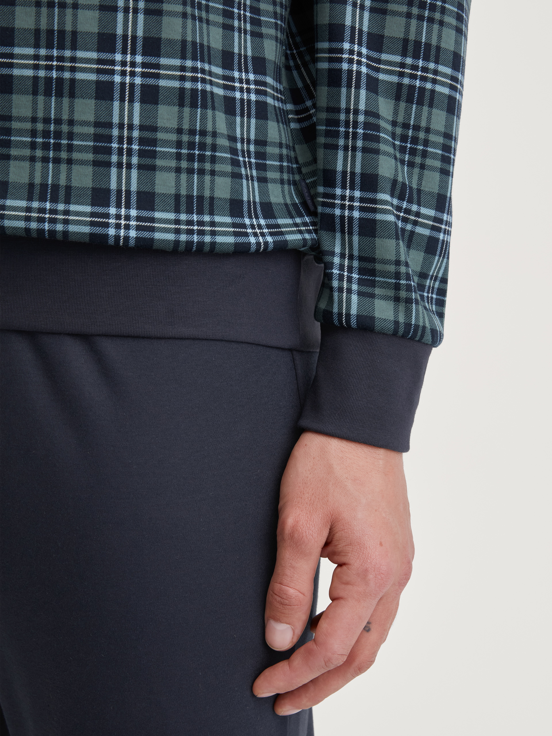 Herren-Model trägt Bündchen-Pyjama aus 100% Baumwolle in Grün, Kariert aus Serie Relax Streamline 3 von CALIDA, Detail