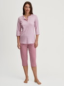 La modella / Il modello Donna indossa Pigiama capri in 100% cotone di colore Rosa, A righe, della serie Striped Dreams di CALIDA, Vista frontale