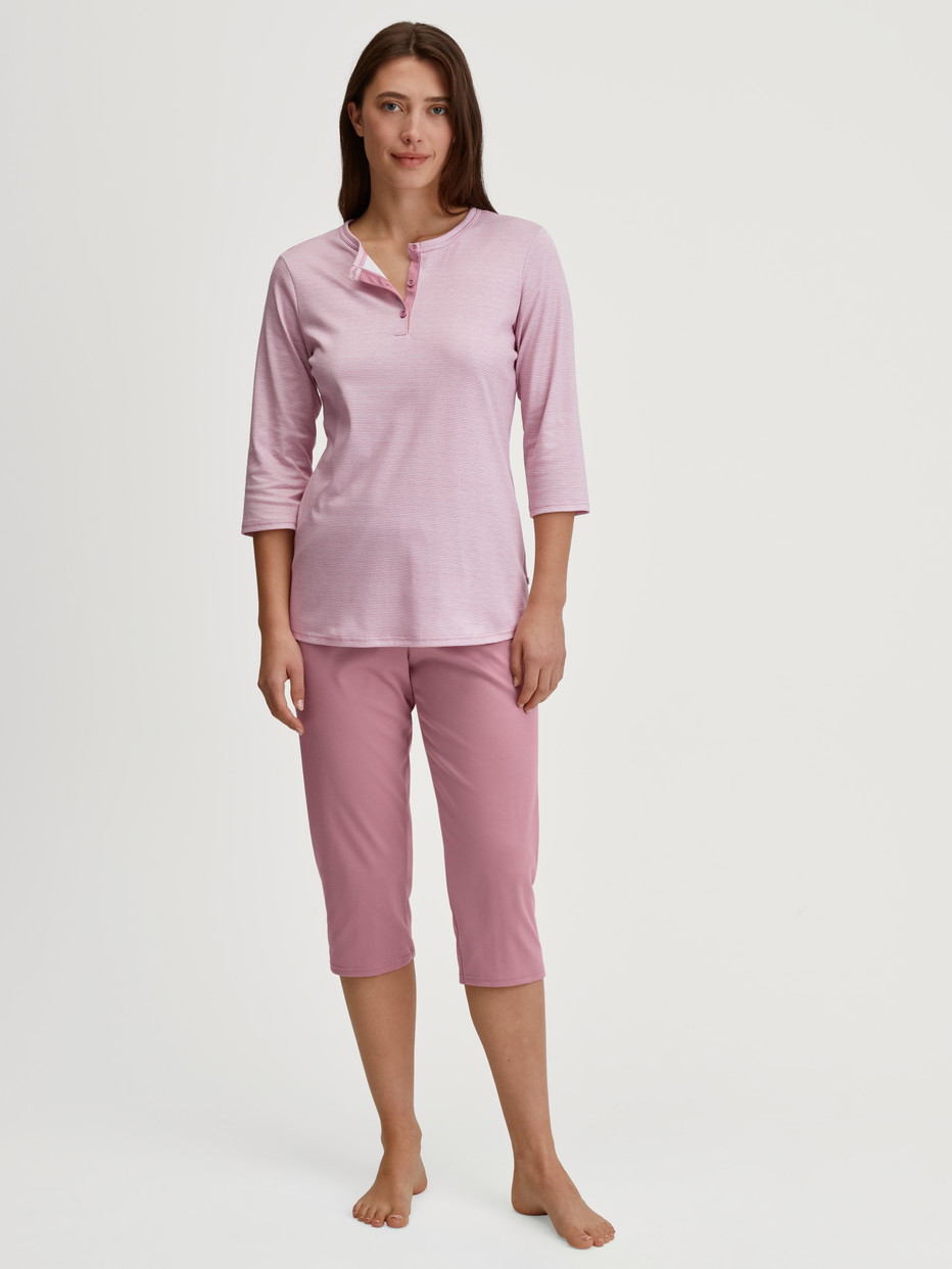 La modella / Il modello Donna indossa Pigiama capri in 100% cotone di colore Rosa, A righe, della serie Striped Dreams di CALIDA, Vista frontale