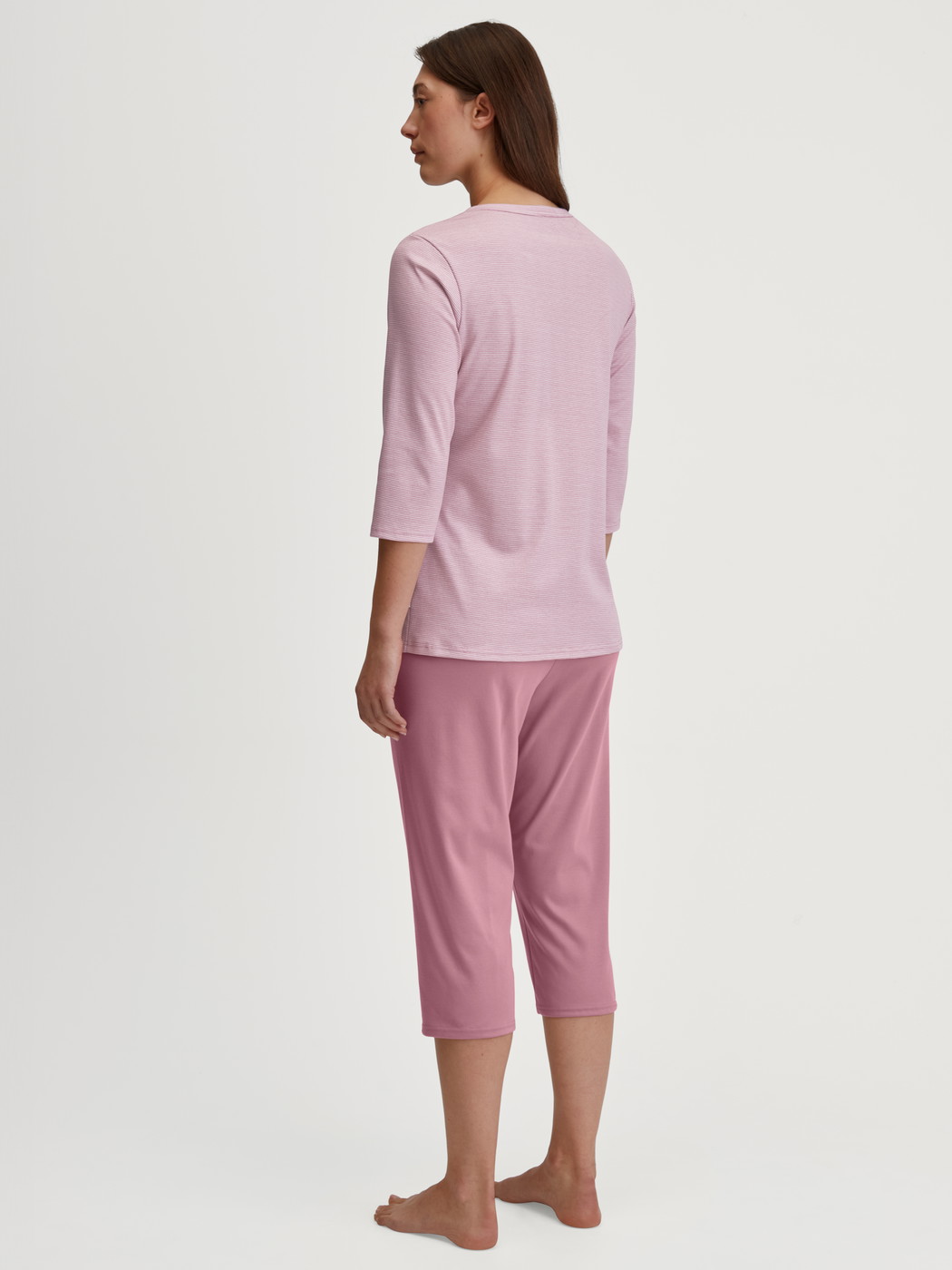 La modella / Il modello Donna indossa Pigiama capri in 100% cotone di colore Rosa, A righe, della serie Striped Dreams di CALIDA, Vista posteriore