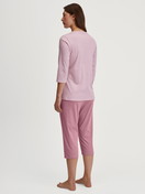 La modella / Il modello Donna indossa Pigiama capri in 100% cotone di colore Rosa, A righe, della serie Striped Dreams di CALIDA, Vista posteriore