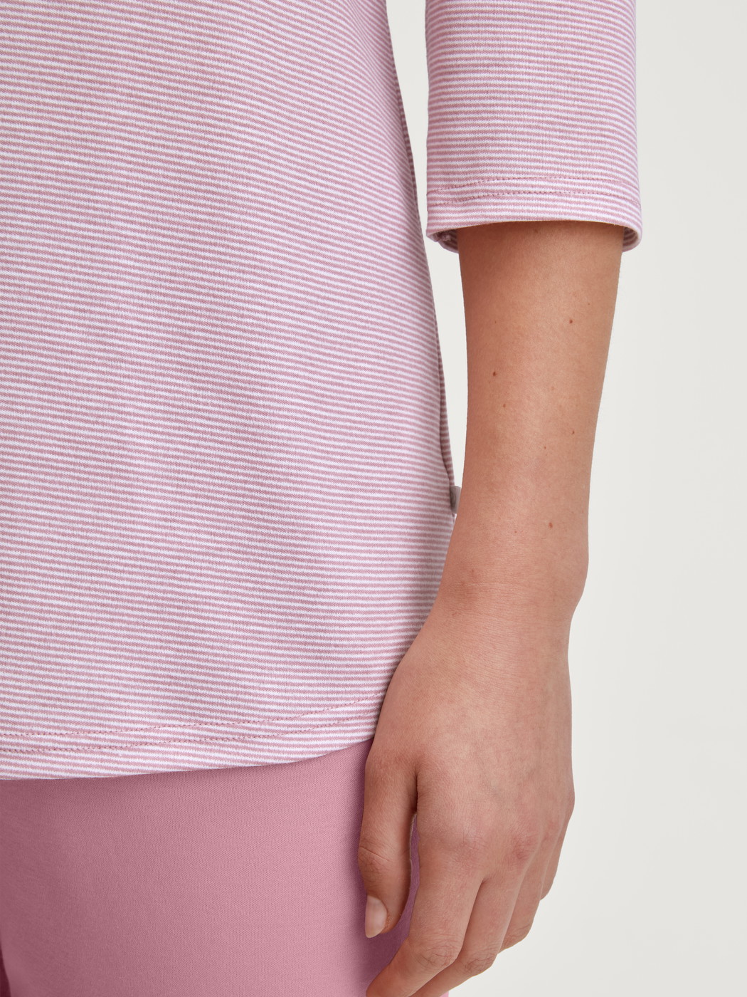 La modella / Il modello Donna indossa Pigiama capri in 100% cotone di colore Rosa, A righe, della serie Striped Dreams di CALIDA, Dettaglio