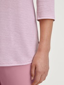 La modella / Il modello Donna indossa Pigiama capri in 100% cotone di colore Rosa, A righe, della serie Striped Dreams di CALIDA, Dettaglio