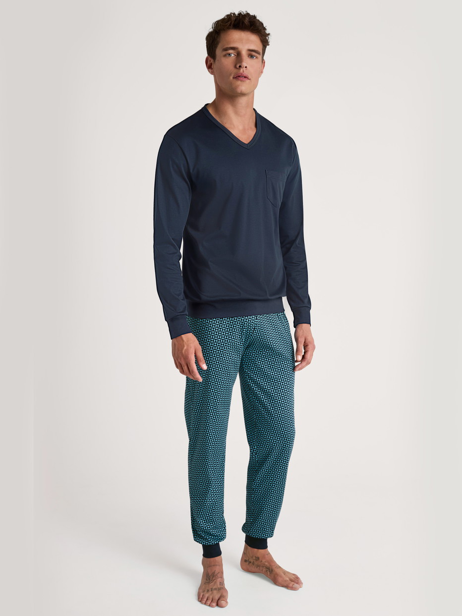 La modella / Il modello Uomo indossa Pigiama con polsini in 100% cotone di colore Turchese, Modello, della serie Relax Streamline 1 di CALIDA, Vista frontale