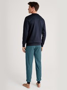 Le mannequin Homme porte le/la Pyjama avec bords élastiques en 100% coton de couleur Turquoise, À motifs, de la série Relax Streamline 1 de CALIDA, Vue arrière