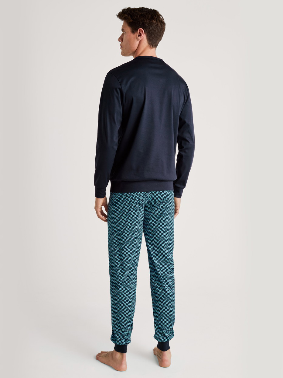 La modella / Il modello Uomo indossa Pigiama con polsini in 100% cotone di colore Turchese, Modello, della serie Relax Streamline 1 di CALIDA, Vista posteriore