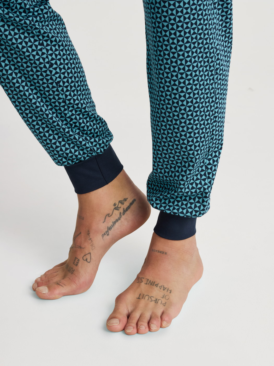 Le mannequin Homme porte le/la Pyjama avec bords élastiques en 100% coton de couleur Turquoise, À motifs, de la série Relax Streamline 1 de CALIDA, Détail