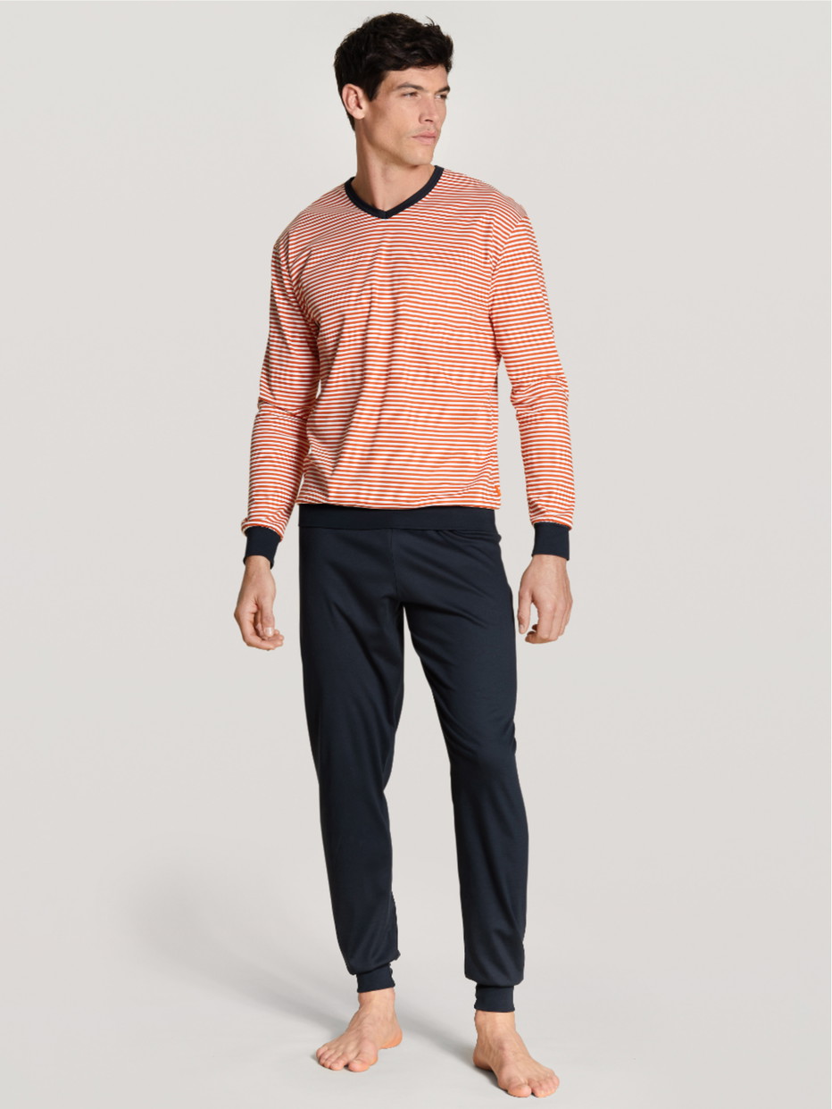 Herren-Model trägt Bündchen-Pyjama aus 100% Baumwolle in Rot, Gestreift aus Serie Nightwear Xtra von CALIDA, Vorderansicht