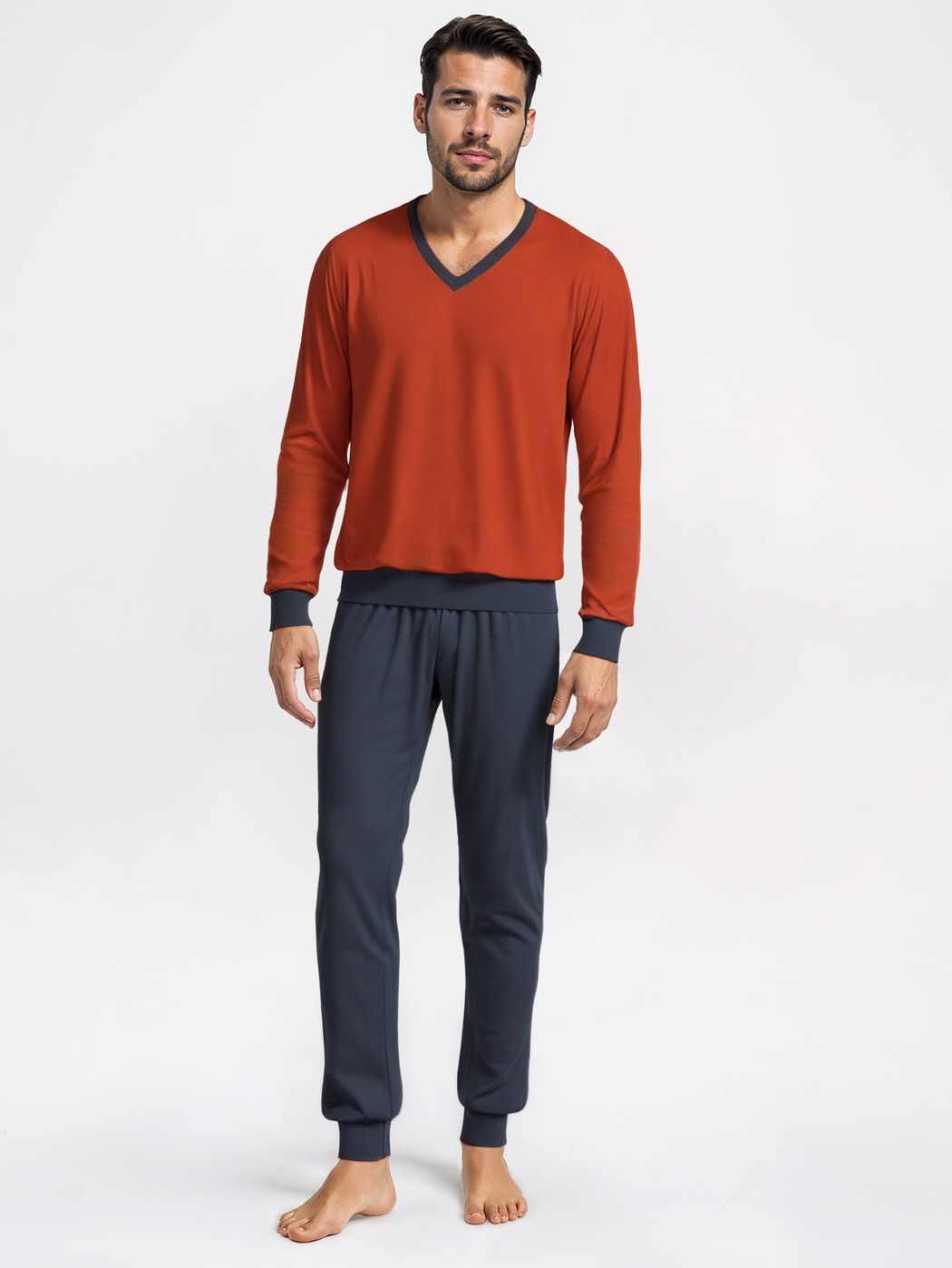 La modella / Il modello Uomo indossa Pigiama con polsini in 100% cotone di colore Rosso, A righe, della serie Nightwear Xtra di CALIDA, Vista frontale, Immagine generata da IA