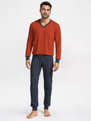 La modella / Il modello Uomo indossa Pigiama con polsini in 100% cotone di colore Rosso, A righe, della serie Nightwear Xtra di CALIDA, Vista frontale, Immagine generata da IA