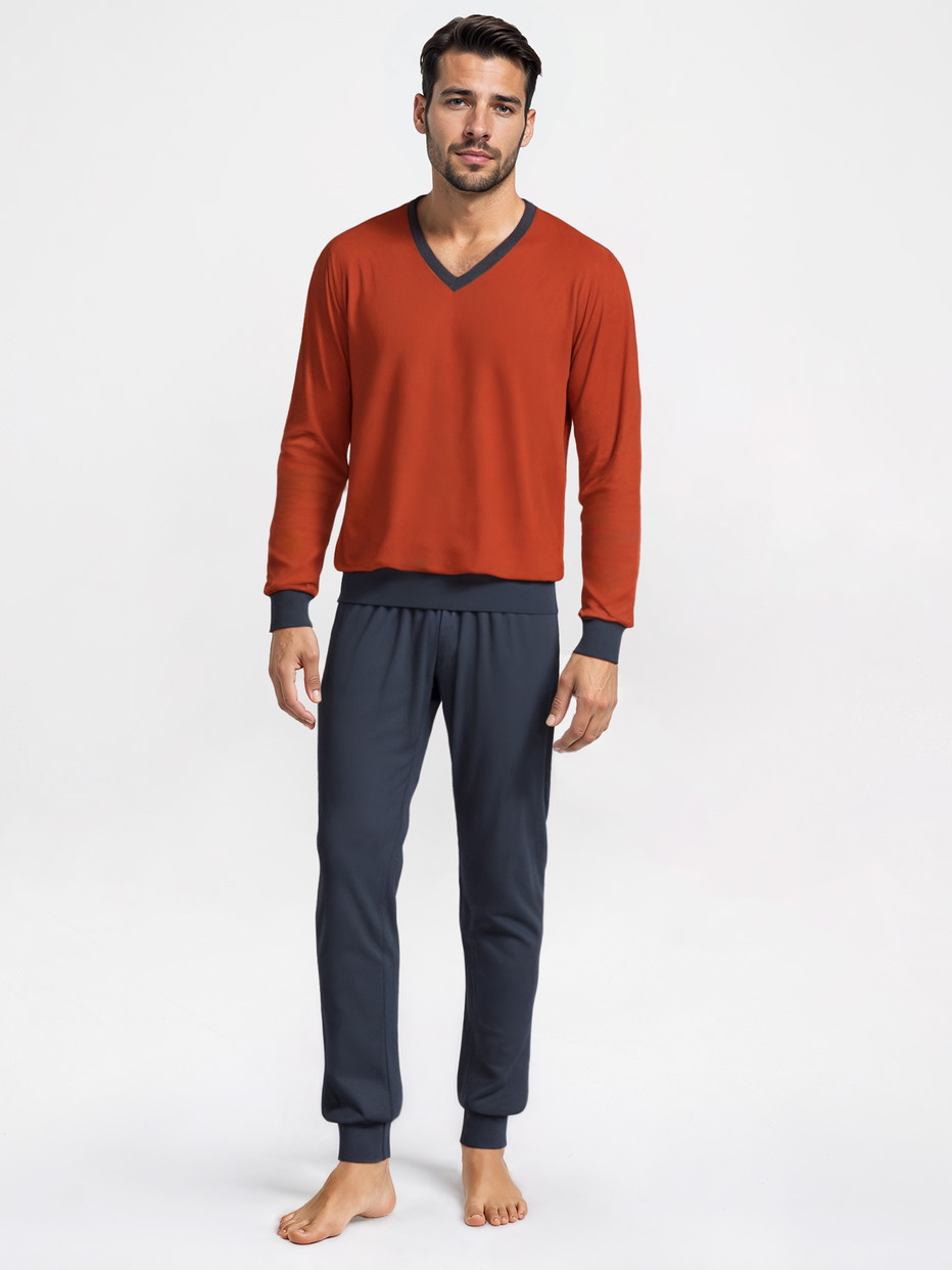 Herren-Model trägt Bündchen-Pyjama aus 100% Baumwolle in Rot, Gestreift aus Serie Nightwear Xtra von CALIDA, Vorderansicht, KI-generiertes Bild