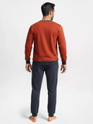 La modella / Il modello Uomo indossa Pigiama con polsini in 100% cotone di colore Rosso, A righe, della serie Nightwear Xtra di CALIDA, Vista posteriore, Immagine generata da IA
