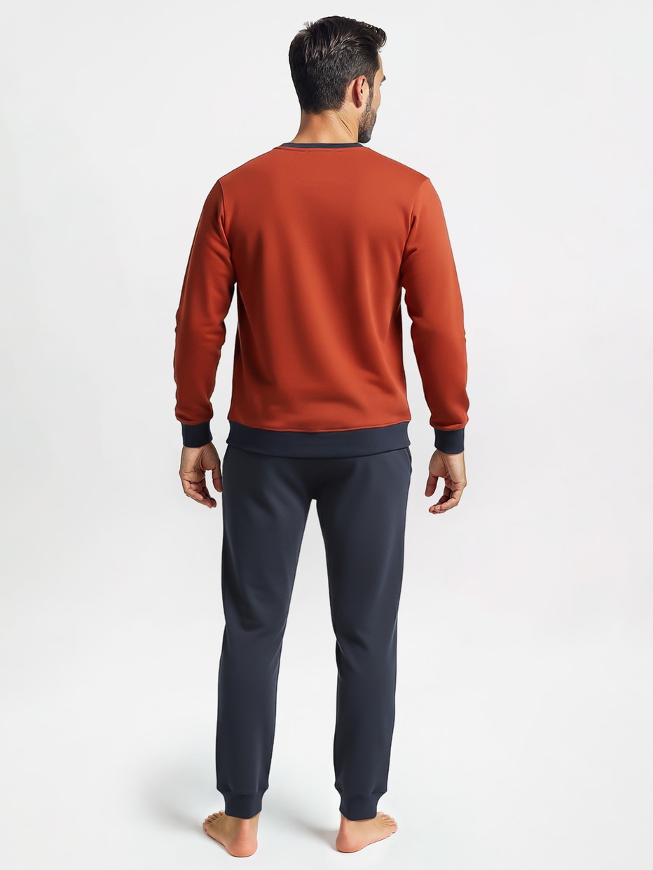 Herren-Model trägt Bündchen-Pyjama aus 100% Baumwolle in Rot, Gestreift aus Serie Nightwear Xtra von CALIDA, Rückansicht, KI-generiertes Bild