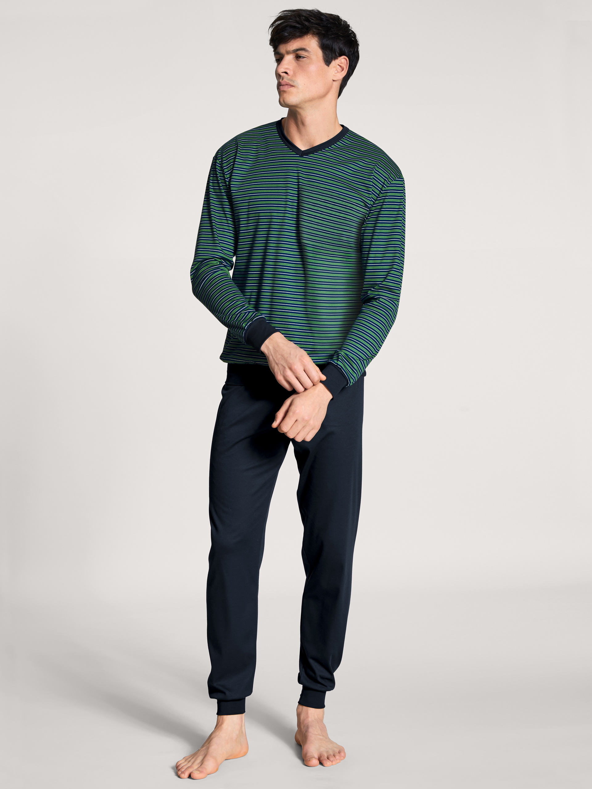 Herren-Model trägt Bündchen-Pyjama aus 100% Baumwolle in Grün, Gestreift aus Serie Nightwear Xtra von CALIDA, Vorderansicht
