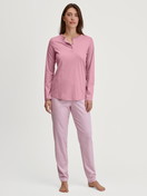 La modella / Il modello Donna indossa Pigiami, lunghi in 100% cotone di colore Rosa, A righe, della serie Striped Dreams di CALIDA, Vista frontale