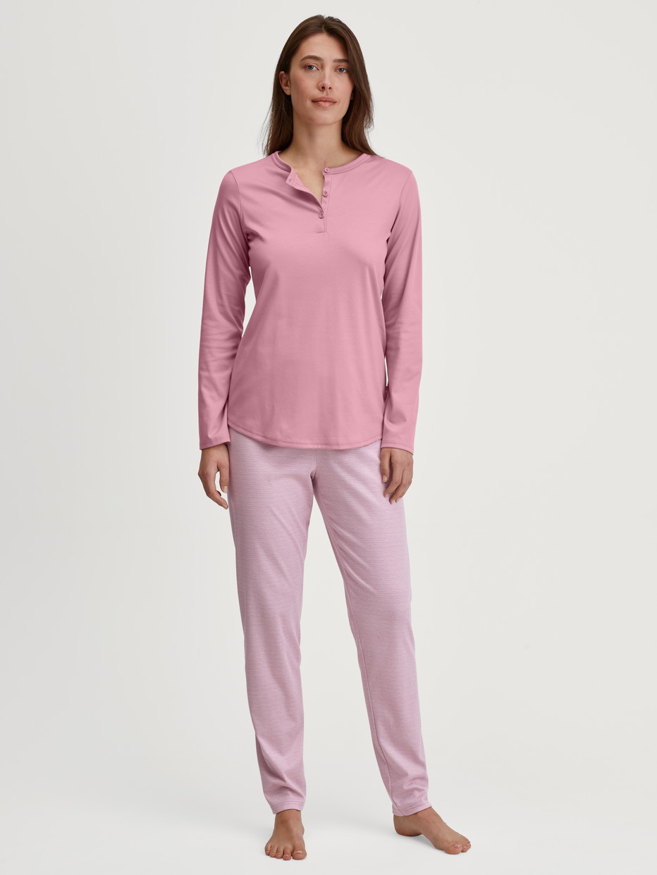 Le mannequin Femme porte le/la Pyjama, longue en 100% coton de couleur Rose, Rayée, de la série Striped Dreams de CALIDA, Vue de face