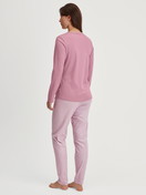 La modella / Il modello Donna indossa Pigiami, lunghi in 100% cotone di colore Rosa, A righe, della serie Striped Dreams di CALIDA, Vista posteriore