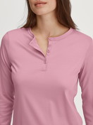 La modella / Il modello Donna indossa Pigiami, lunghi in 100% cotone di colore Rosa, A righe, della serie Striped Dreams di CALIDA, Dettaglio