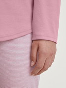 La modella / Il modello Donna indossa Pigiami, lunghi in 100% cotone di colore Rosa, A righe, della serie Striped Dreams di CALIDA, Dettaglio