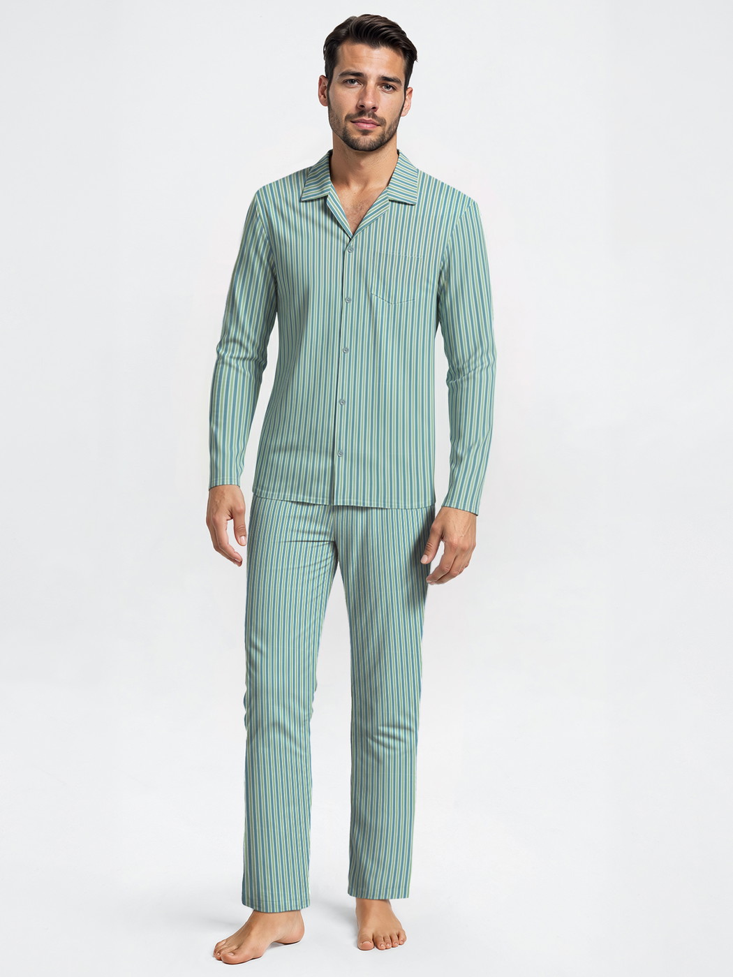 La modella / Il modello Uomo indossa Pigiama con bottoni in 100% cotone di colore Verde, A righe, della serie Nightwear Xtra di CALIDA, Vista frontale