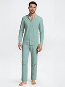 La modella / Il modello Uomo indossa Pigiama con bottoni in 100% cotone di colore Verde, A righe, della serie Nightwear Xtra di CALIDA, Vista frontale
