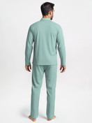 La modella / Il modello Uomo indossa Pigiama con bottoni in 100% cotone di colore Verde, A righe, della serie Nightwear Xtra di CALIDA, Vista posteriore