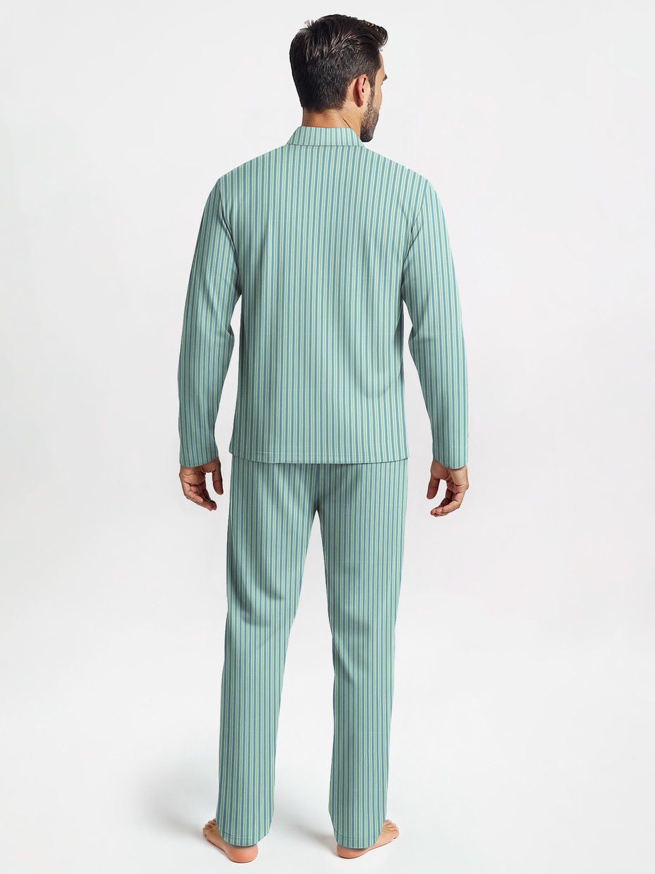 Herren-Model trägt Pyjama mit Knöpfen aus 100% Baumwolle in Grün, Gestreift aus Serie Nightwear Xtra von CALIDA, Rückansicht